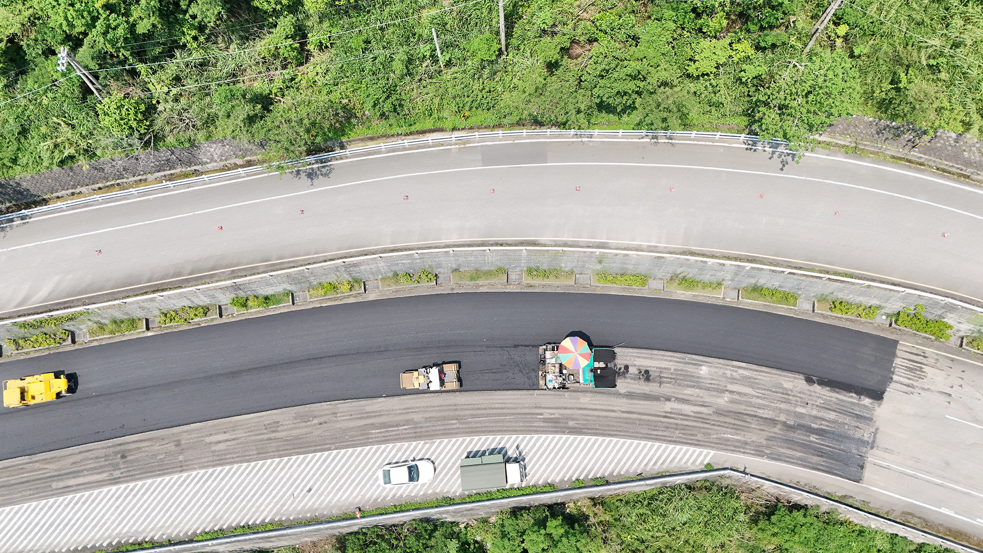 Le lendemain du tremblement de terre, Hualien n´était pas accessible par le Nord (Highway nr 9), mais la route Sud (Highway nr 11) avait été dégagée des débris de chutes de rochers; les revêtements fissurés par le séisme étaient en train d'être refaits et la route était ouverte